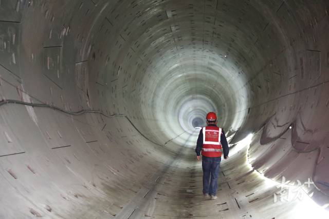 珠江三角洲水资源配置工程的施工现场，工人进入隧洞施工。南方日报记者 张令 摄